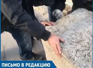 В Волгодонске преграждающий въезд во двор булыжник вновь вернулся на свое место В Волгодонске преграждающий въезд во двор булыжник вновь вернулся на свое место