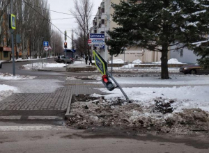 Водитель снес светофор и скрылся с места ДТП в Волгодонске Водитель снес светофор и скрылся с места ДТП в Волгодонске