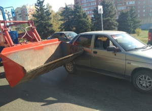 Трактор «поцеловал» ВАЗ-2110 в бок на проспекте Строителей Трактор «поцеловал» ВАЗ-2110 в бок на проспекте Строителей