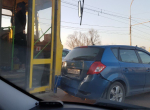 Тройное ДТП с автобусом парализовало движение на мосту в Волгодонске Тройное ДТП с автобусом парализовало движение на мосту в Волгодонске