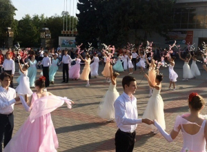 Площадь Победы в Волгодонске закружилась в «Вальсе цветов» Площадь Победы в Волгодонске закружилась в «Вальсе цветов»