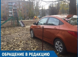 Дети не могут попасть на игровую площадку из-за ограждения несанкционированной парковки, - волгодонец Дети не могут попасть на игровую площадку из-за ограждения несанкционированной парковки, - волгодонец