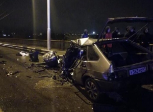 В ночной аварии на мосту погиб 32-летний мужчина и 45-летняя женщина В ночной аварии на мосту погиб 32-летний мужчина и 45-летняя женщина