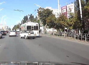 Нелепая авария с участием ВАЗа и троллейбуса в Волгодонске попала на видео Нелепая авария с участием ВАЗа и троллейбуса в Волгодонске попала на видео