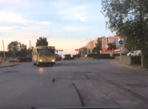 В Волгодонске «облагородили» ямы по улице Маршала Кошевого В Волгодонске «облагородили» ямы по улице Маршала Кошевого