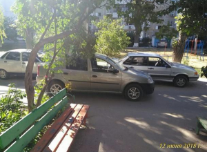 Мужчина на «Логане» сбил 22-летнюю волгодончанку во дворе МКД Мужчина на «Логане» сбил 22-летнюю волгодончанку во дворе МКД