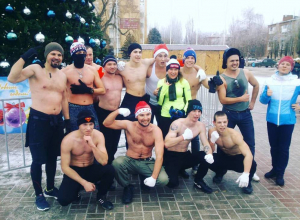Полуголые волгодонцы пробежали в мороз 6 километров по центру города Полуголые волгодонцы пробежали в мороз 6 километров по центру города