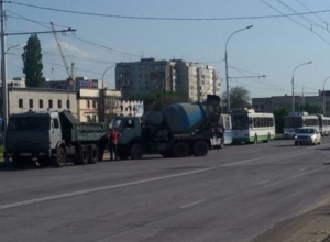 Сломанная бетономешалка почти на полтора часа «парализовала» движение троллейбусов в Волгодонске Сломанная бетономешалка почти на полтора часа «парализовала» движение троллейбусов в Волгодонске