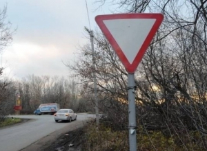 Два друга украли дорожный знак «Уступи дорогу» В Цимлянске Два друга украли дорожный знак «Уступи дорогу» В Цимлянске