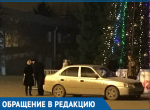 Припаркованный возле городской елки «Хендай» удивил волгодонцев Припаркованный возле городской елки «Хендай» удивил волгодонцев