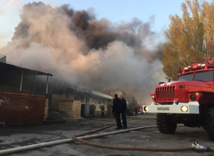 Крупный пожар в Волгодонске охватил несколько магазинов на В-16 Крупный пожар в Волгодонске охватил несколько магазинов на В-16