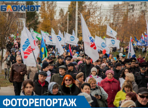 Около тысячи волгодонцев приняли участие в шествии за единство России Около тысячи волгодонцев приняли участие в шествии за единство России