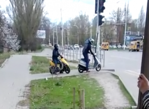 Волгодончанка сняла на видео скутеристов, гоняющих по пешеходным дорожкам Волгодончанка сняла на видео скутеристов, гоняющих по пешеходным дорожкам