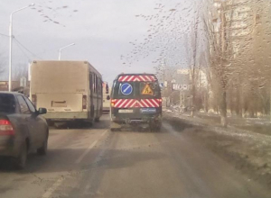 «Лежачий полицейский» устанавливают возле аварийной «зебры» на Степной в Волгодонске «Лежачий полицейский» устанавливают возле аварийной «зебры» на Степной в Волгодонске