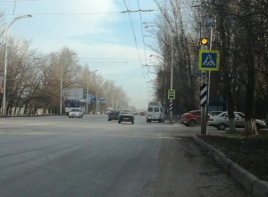 Опасный дорожный участок в старой части Волгодонска оборудовали специальным мигающим светофором Опасный дорожный участок в старой части Волгодонска оборудовали специальным мигающим светофором