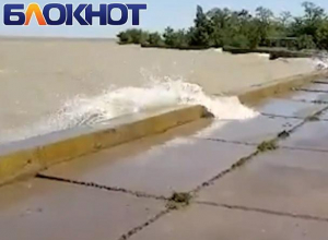 Цимлянское водохранилище переливается через дамбу на В-9 Цимлянское водохранилище переливается через дамбу на В-9