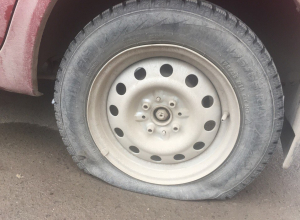 «Это место джипа»: Злобный дедушка портит колеса автомобилистам в Волгодонске «Это место джипа»: Злобный дедушка портит колеса автомобилистам в Волгодонске