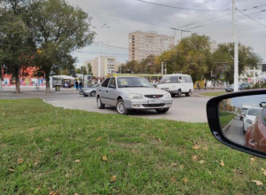 Водитель припарковал машину на оживленном кольце в центре Волгодонска Водитель припарковал машину на оживленном кольце в центре Волгодонска