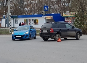 Две иномарки не разъехались на перекрестке в Волгодонске Две иномарки не разъехались на перекрестке в Волгодонске