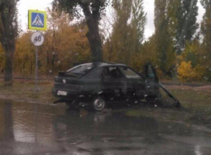 ВАЗ разворотило после удара о дерево во время сильного дождя в Волгодонске ВАЗ разворотило после удара о дерево во время сильного дождя в Волгодонске