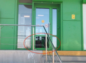 Грабители достали стекло из входной двери «Пятерочки» на В-9 и обнесли магазин Грабители достали стекло из входной двери «Пятерочки» на В-9 и обнесли магазин