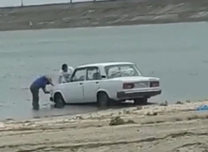 Устроившие «мойку самообслуживания» на городском пляже автомобилисты попали на видео Устроившие «мойку самообслуживания» на городском пляже автомобилисты попали на видео