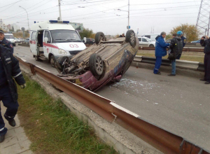 В Волгодонске ВАЗ перевернулся на крышу при съезде с моста на Прибрежную В Волгодонске ВАЗ перевернулся на крышу при съезде с моста на Прибрежную