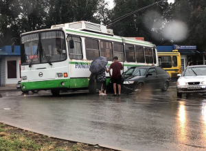 «Двенашка» влетела в троллейбус на кольцевой около торговой площади «Двенашка» влетела в троллейбус на кольцевой около торговой площади