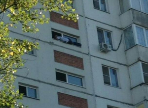 Мужчина оказался на грани жизни и смерти, повиснув на окне подъезда волгодонской многоэтажки Мужчина оказался на грани жизни и смерти, повиснув на окне подъезда волгодонской многоэтажки