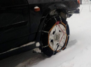 Волгодонцы надевают цепи на колеса автомобилей, чтобы ездить по заснеженным дорогам Волгодонцы надевают цепи на колеса автомобилей, чтобы ездить по заснеженным дорогам