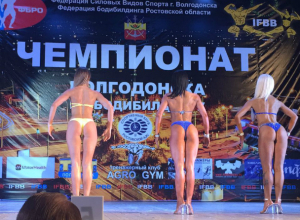 Девушки в купальниках и мускулистые мужчины вышли на главную городскую сцену Девушки в купальниках и мускулистые мужчины вышли на главную городскую сцену