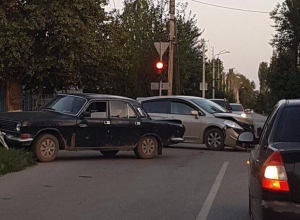 В результате ДТП «Волга» снесла новые ограждения на пересечении Горького и Первомайского в Волгодонске В результате ДТП «Волга» снесла новые ограждения на пересечении Горького и Первомайского в Волгодонске