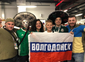 Волгодонцы на ЧМ в Ростове развернули флаг РФ с надписью «Волгодонск» Волгодонцы на ЧМ в Ростове развернули флаг РФ с надписью «Волгодонск»