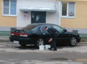 Волгодонский автовладелец загородил подъезд жилого дома ради блеска своей иномарки Волгодонский автовладелец загородил подъезд жилого дома ради блеска своей иномарки