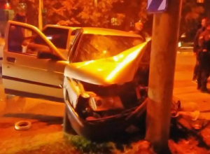 «Десятка» «поцеловала» столб после столкновения с «Волгой» и Peugeot «Десятка» «поцеловала» столб после столкновения с «Волгой» и Peugeot