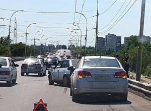 Авария на мосту застопорила движение в новой части Волгодонска Авария на мосту застопорила движение в новой части Волгодонска