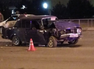 ВАЗ разворотило после столкновения с «Киа» возле вокзала в Волгодонске ВАЗ разворотило после столкновения с «Киа» возле вокзала в Волгодонске