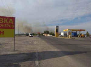 В Волгодонске на Малой Морской вновь загорелась сухая трава В Волгодонске на Малой Морской вновь загорелась сухая трава