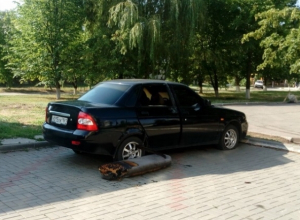 На улице Ленина в Волгодонске загорелся автомобиль На улице Ленина в Волгодонске загорелся автомобиль