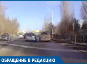 В Волгодонске странные и опасные маневры водителей на дороге попали на видео В Волгодонске странные и опасные маневры водителей на дороге попали на видео