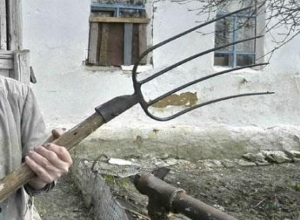26-летний мужчина насмерть заколол отца вилами и сбежал из дома 26-летний мужчина насмерть заколол отца вилами и сбежал из дома
