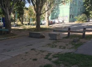 На бетонный блок, перекрывающий въезд во двор, скинулись бабушки, - очевидец о незаконном самоуправстве На бетонный блок, перекрывающий въезд во двор, скинулись бабушки, - очевидец о незаконном самоуправстве