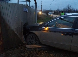 «Зеркальное» ДТП на перекрёстке в Старосолёном с влетевшим автомобилем в забор произошло в Волгодонске «Зеркальное» ДТП на перекрёстке в Старосолёном с влетевшим автомобилем в забор произошло в Волгодонске