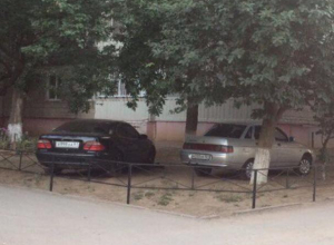 Замуровали демоны: автомобили на газоне дома на проспекте Мира в Волгодонске заблокировали декоративным забором Замуровали демоны: автомобили на газоне дома на проспекте Мира в Волгодонске заблокировали декоративным забором