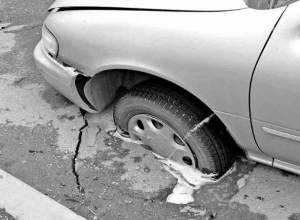 «Влетели»: Автовладелец требует 450 000 рублей от администрации Волгодонска за ущерб из-за дорожной ямы «Влетели»: Автовладелец требует 450 000 рублей от администрации Волгодонска за ущерб из-за дорожной ямы