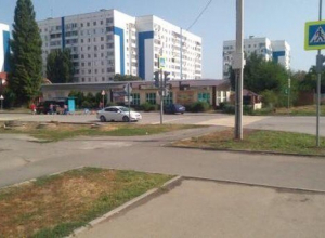 Тротуары, которых нет: пешеходам приходится переходить дорогу через кусты Тротуары, которых нет: пешеходам приходится переходить дорогу через кусты