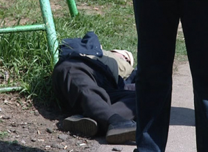 Мертвого мужчину нашли на остановке «Летний сад» в Волгодонске Мертвого мужчину нашли на остановке «Летний сад» в Волгодонске
