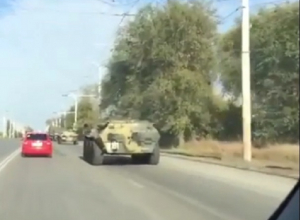Колонна военной техники, проехавшая по Волгодонску, удивила автомобилистов Колонна военной техники, проехавшая по Волгодонску, удивила автомобилистов
