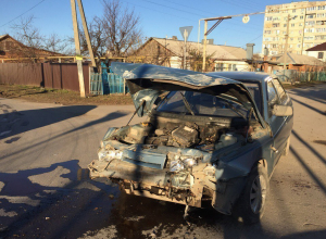 ВАЗ разворотило после мощного столкновения с «Калиной» в Старосоленом – есть пострадавшие ВАЗ разворотило после мощного столкновения с «Калиной» в Старосоленом – есть пострадавшие
