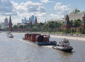 Транспортировка 500-тонной колонны из Волгодонска по Москве-реке в центре столицы попала на видео Транспортировка 500-тонной колонны из Волгодонска по Москве-реке в центре столицы попала на видео